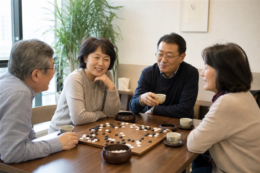 코치와 회원들이 바둑판을 보며 집중하는 모습